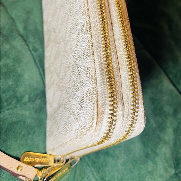 *RARE* Michael Kors Beige Monogram Wristlet Large Phone Clutch - Picture 9 of 14